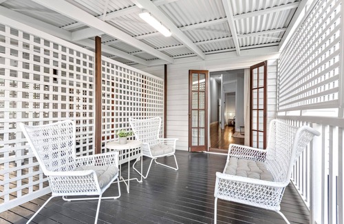 New Farm Apartamento | The Deck! 2 Bed/1 Bath/1 Car ~ New Farm