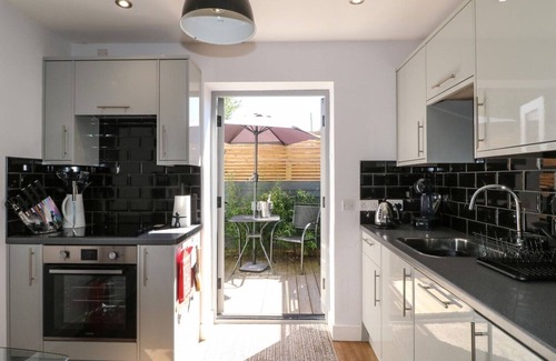 Fenny Bentley Cabaña | The Den 5*, Private Hot Tub, Derbyshire Dales/Peak District.