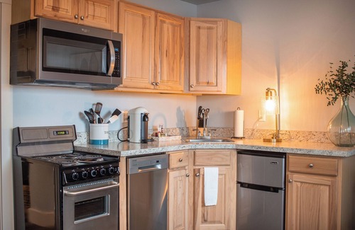 McMinnville Apartamento | The Douglas on Third Owner's Suite: adorable apartamento en el centro de 3rd Street