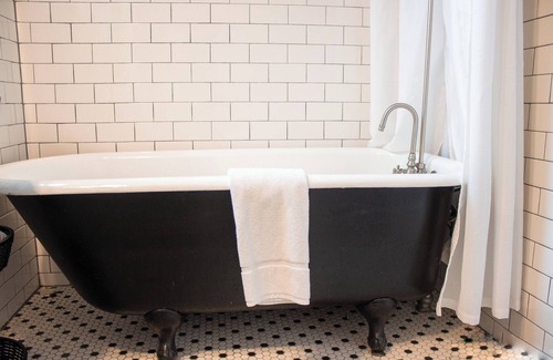 McMinnville Apartamento | The Douglas on Third Owner's Suite: adorable apartamento en el centro de 3rd Street