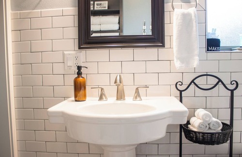 McMinnville Apartamento | The Douglas on Third Owner's Suite: adorable apartamento en el centro de 3rd Street