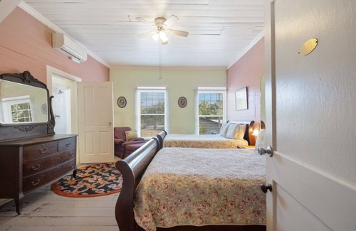 Cedar Key Hotel | The Downtown Historic Island Hotel