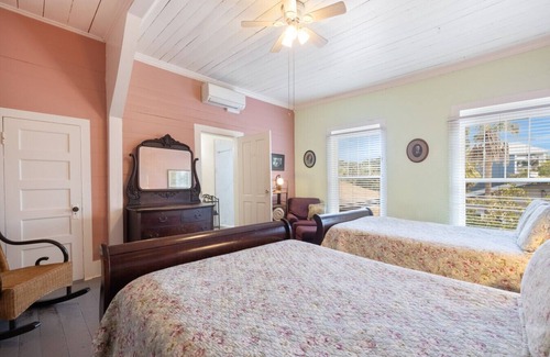 Cedar Key Hotel | The Downtown Historic Island Hotel