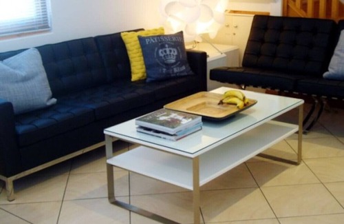 Glenelg Villa | The Durham: metros tranquilos de 2 dormitorios de Jetty Rd