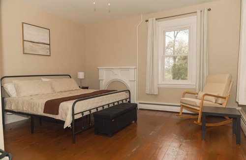 Vicksburg Otro | The Dwelling House - Cozy Farmhouse with hot tub