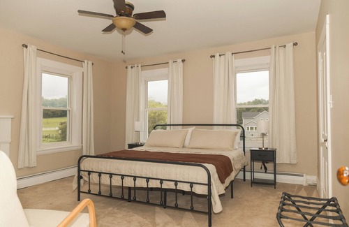 Vicksburg Otro | The Dwelling House - Cozy Farmhouse with hot tub