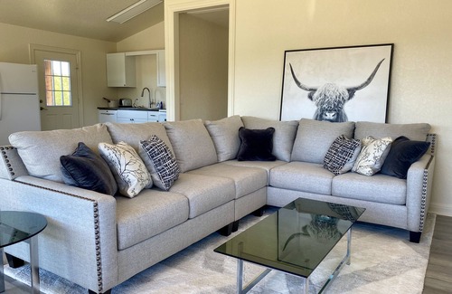 Ingram Casa | The East House, 2-Level, 3BR/2BA, Sleeps 8, Balcony, Porch