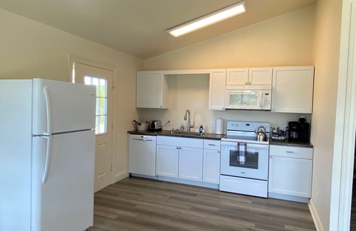 Ingram Casa | The East House, 2-Level, 3BR/2BA, Sleeps 8, Balcony, Porch