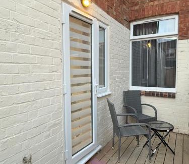 Northampton Apartamento | 'The Elegant Comfort' - A Stunning Luxury 2-Bed Flat with Private Garden & Patio - Free Parking