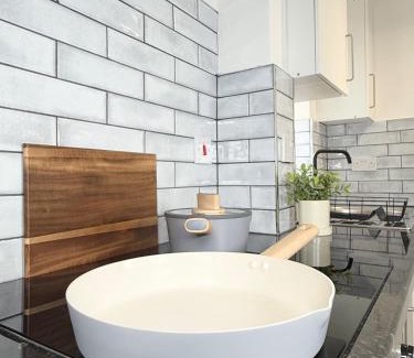 Northampton Apartamento | 'The Elegant Comfort' - A Stunning Luxury 2-Bed Flat with Private Garden & Patio - Free Parking