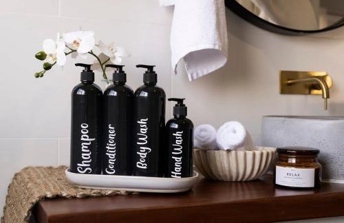 Orange Apartamento | The Elm Apartments - The Yellow Room