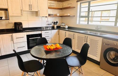 Gaborone Apartamento | The Exec Home Self Catering Villa