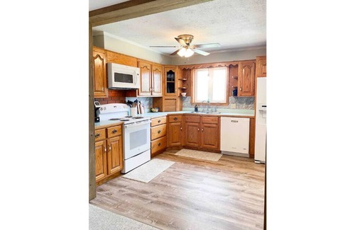 Harrisonville Casa | The Farmhouse at Pleasant Ridge | Hot tub