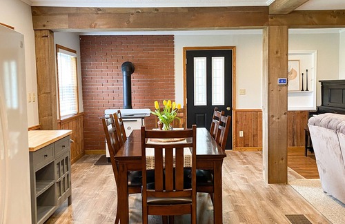 Harrisonville Casa | The Farmhouse at Pleasant Ridge | Hot tub