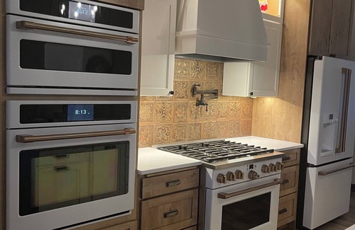 North Spearfish Casa | The Farmhouse in Spearfish Hot Tub 4 Stall Gar No Gravel Luxury Amenities!