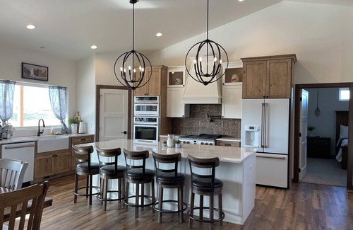 North Spearfish Casa | The Farmhouse in Spearfish Hot Tub 4 Stall Gar No Gravel Luxury Amenities!