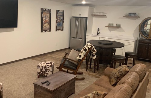 North Spearfish Casa | The Farmhouse in Spearfish Hot Tub 4 Stall Gar No Gravel Luxury Amenities!