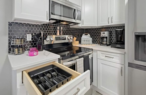 South Richmond Casa | The "Farmhouse": Spacious, Moo-tiful Haven by RVA!