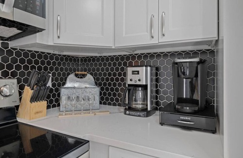 South Richmond Casa | The "Farmhouse": Spacious, Moo-tiful Haven by RVA!