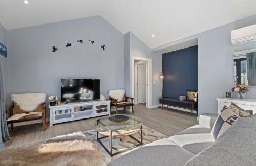 Lake Hayes Casa | The Feather Lodge - Lake Hayes Estate Holiday Home