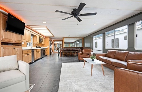 Allons Alquiler De Eote | The Flagship Houseboat 84' - Largest Houseboat, 6 bedrooms,waterslide, fireplace on rooftop lounge area