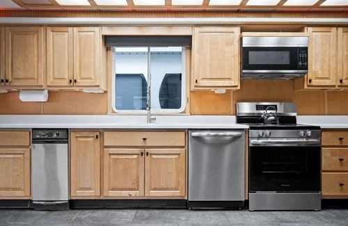 Allons Alquiler De Eote | The Flagship Houseboat 84' - Largest Houseboat, 6 bedrooms,waterslide, fireplace on rooftop lounge area