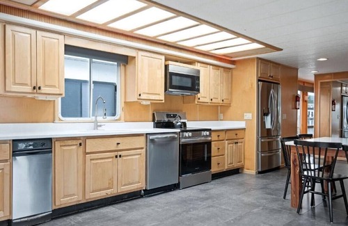 Allons Alquiler De Eote | The Flagship Houseboat 84' - Largest Houseboat, 6 bedrooms,waterslide, fireplace on rooftop lounge area