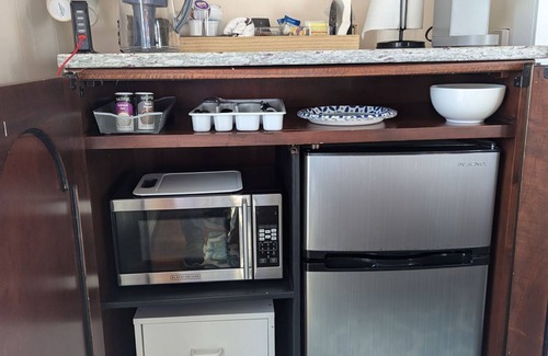 Weaverville Apartamento | The Forest Studio provides a combination of modern amenities and convenience