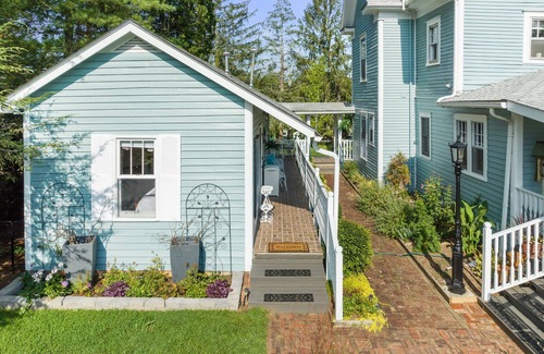 Weaverville Apartamento | The Forest Studio provides a combination of modern amenities and convenience