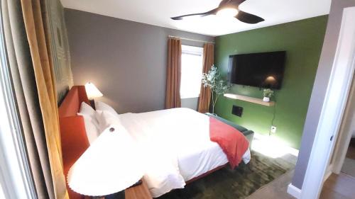 Weinland Park Casa | The Funky Fun Haus - Pickleball, Hot Tub, Arcade