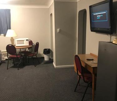 Sarnia Hotel | The Gables Inn