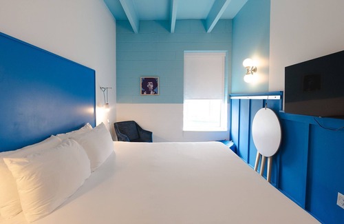 East Hill Hotel | The Gallatin 215, Colorful Boutique Hotel