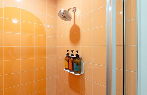 East Hill Hotel | The Gallatin, Queen 112, Gives Back to Community!