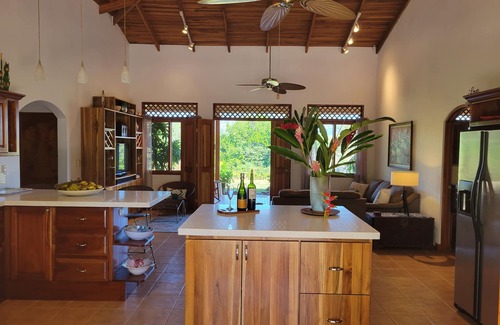 Atenas Casa | LA GEMA DE ATENAS: RETIRO DEL PARAÍSO TROPICAL