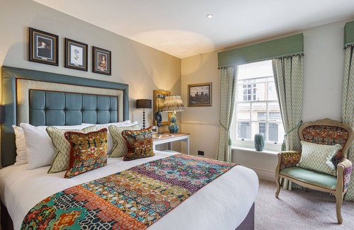 Amesbury Hotel | The George Hotel, Amesbury, Wiltshire