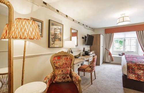 Amesbury Hotel | The George Hotel, Amesbury, Wiltshire