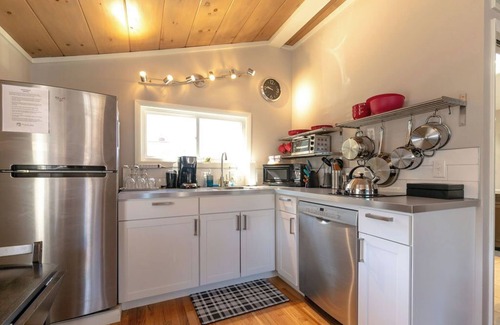 Weaverville Apartamento | The Georgia Peach is modern studio apartment, a perfect mountain getaway for two