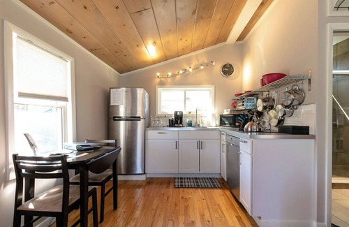 Weaverville Apartamento | The Georgia Peach is modern studio apartment, a perfect mountain getaway for two