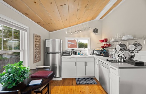 Weaverville Apartamento | The Georgia Peach is modern studio apartment, a perfect mountain getaway for two