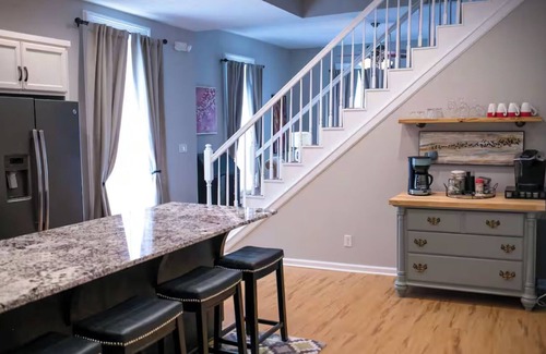 Bowling Green Casa | The Golden Gather: Perfect for Families & Weddings