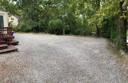 Bowling Green Casa | The Golden Gather: Perfect for Families & Weddings