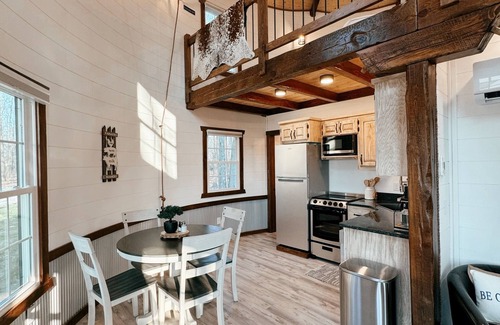 Seymour Cabina | The Grainery is a cozy farm stay, nestled in the Ozark hills