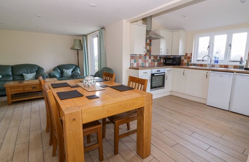 Wickham St Paul Cabaña | THE GRANARY, pet friendly, with a garden in Sudbury