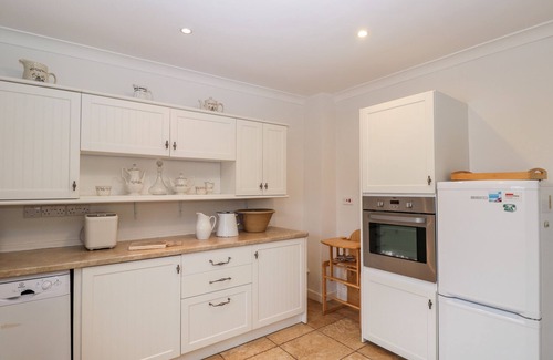 Llanvair Kilgeddin Cabaña | THE GRANARY, pet friendly, with a garden in Monmouth