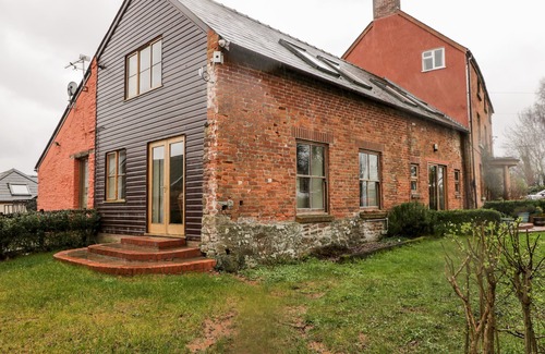 Llanvair Kilgeddin Cabaña | THE GRANARY, pet friendly, with a garden in Monmouth