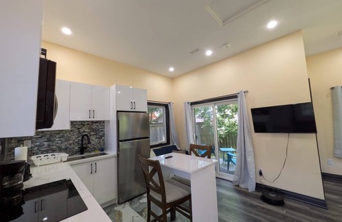 Brampton Villa | The Grassy Oasis - Garden Suite