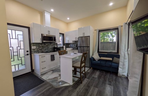 Brampton Villa | The Grassy Oasis - Garden Suite