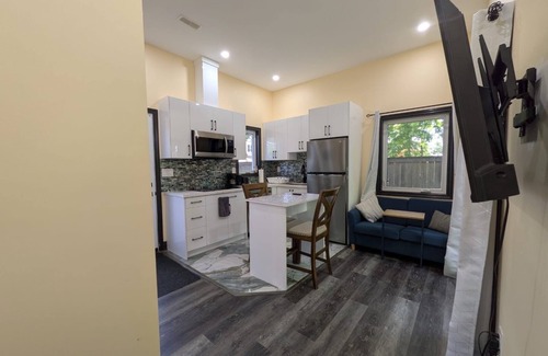 Brampton Villa | The Grassy Oasis - Garden Suite