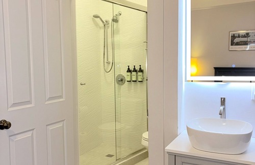 Western Addition Hotel | The Grove Inn