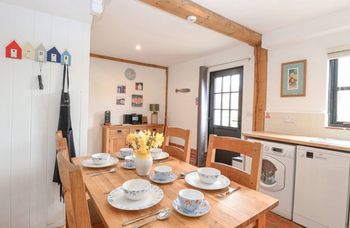 Haddiscoe Casa | THE HAYLOFT, romantic, country holiday cottage in Haddiscoe